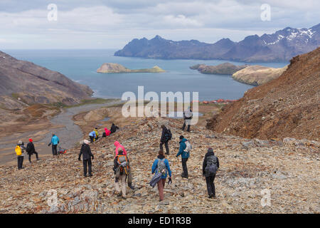 Besucher wandern zwischen Fortuna Bay und Stromness, der letzte Teil von Shackletons berühmten Wandern, South Georgia Island, Antarktis Stockfoto