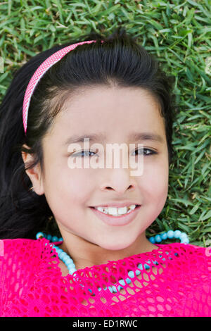 1 Indianer Beautifu Child Mädchen Park Rest Stockfoto