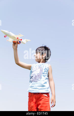 1 Indianer Kind junge Park spielen Spielzeugflugzeug Stockfoto