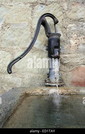 Hautnah am alten Brunnen Auslauf am Schloss Chenaux in Estavayer-le-Lac, Schweiz Stockfoto