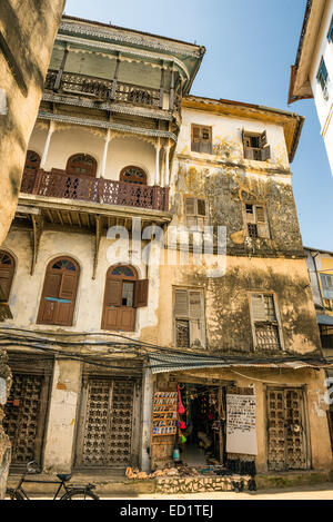 Eines der typischen engen Gassen in Stonetown, Zanzibar Stockfoto