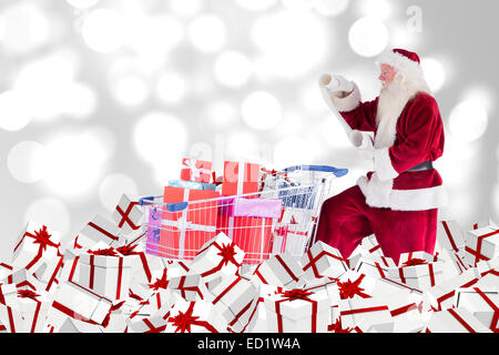 Zusammengesetztes Bild von Santa, die Geschenke aus dem Warenkorb zu liefern Stockfoto