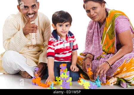 indische Eltern und Enkel spielen Spielzeug Stockfoto