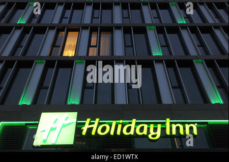 (Datei) - eine Archiv-Bild vom 10. Januar 2014 zeigt das beleuchtete Logo des Hotels "Holiday Inn" in Berlin, Deutschland. Foto: Paul Zinken/dpa Stockfoto