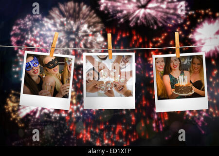 Zusammengesetztes Bild der happy Friends Brithday einer feiern hält Geburtstagstorte Stockfoto