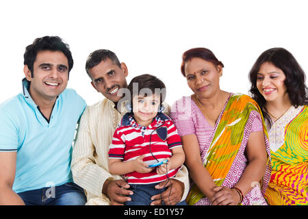 Genießen Sie indische gemeinsame Familiengruppe Stockfoto