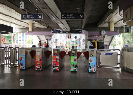 Eingang durch automatisierte Tore auf Plattformen in Sathorn Skytrain Station, Bangkok, Thailand, Südost-Asien. Stockfoto