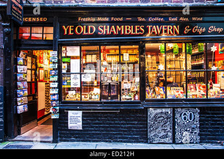 Eine Kneipe und Geschenk-Shop in The Shambles, der historischen, mittelalterlichen Straße in der Altstadt von York. Stockfoto