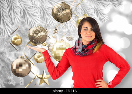 Zusammengesetztes Bild Blondine in orange Pullover mit hand Stockfoto