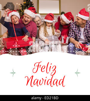 Zusammengesetztes Bild des festlichen Multi-Generationen-Familie Geschenke zusammen öffnen Stockfoto