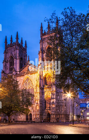 York Minster, die Kathedrale der Stadt York, in der Dämmerung beleuchtet. Stockfoto