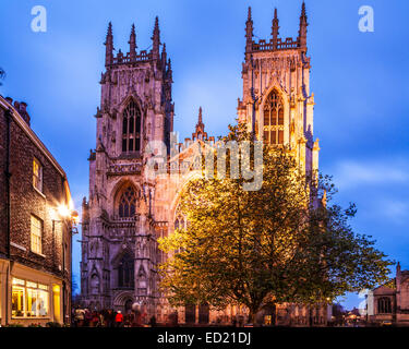 York Minster, die Kathedrale der Stadt York, in der Dämmerung beleuchtet. Stockfoto