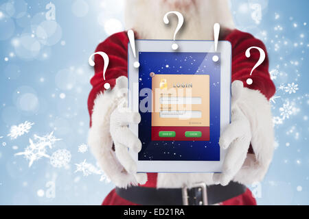 Zusammengesetztes Bild von Santa präsentiert einen TabletPC Stockfoto