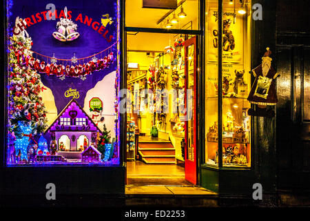 Weihnachtsschmuck im Schaufenster der Kleidung aufbewahren zeigen
