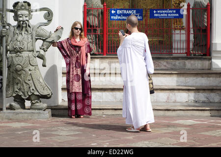 Zwei junge buddhistische Mädchen im Wat Pho Tempel neben Guardian in Bangkok, Thailand. Südost-Asien Stockfoto