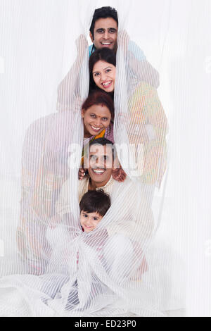 Genießen Sie indische gemeinsame Familiengruppe Stockfoto