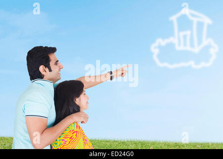 2 indische verheiratet paar Park zeigen Dummy-Haus Stockfoto