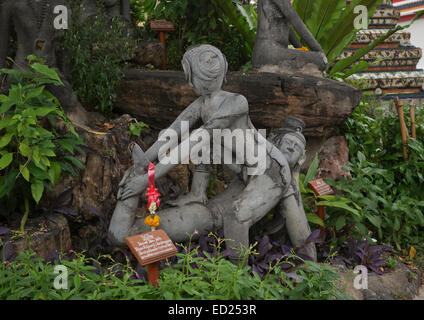 Statue, die rund um die Thai massage Schule im Wat Pho, buddhistischer Tempel in Bangkok, Thailand. Südost-Asien Stockfoto