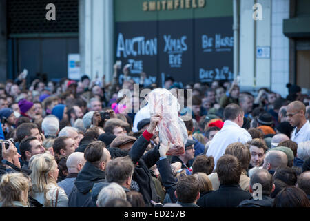 Smithfield Market, London, UK.  24. Dezember 2014.  In einer Tradition Stretch gab 30 Jahren es tolle Schnäppchen bei Smithfield Market Heiligabend Fleisch Auktion hatte. Bildnachweis: Neil Cordell/Alamy Live-Nachrichten Stockfoto