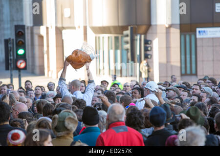 Smithfield Market, London, UK.  24. Dezember 2014.  In einer Tradition Stretch gab 30 Jahren es tolle Schnäppchen bei Smithfield Market Heiligabend Fleisch Auktion hatte. Bildnachweis: Neil Cordell/Alamy Live-Nachrichten Stockfoto