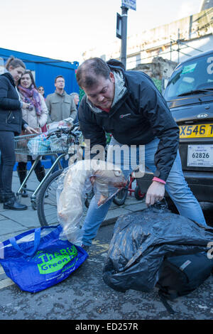 Smithfield Market, London, UK.  24. Dezember 2014.  In einer Tradition Stretch gab 30 Jahren es tolle Schnäppchen bei Smithfield Market Heiligabend Fleisch Auktion hatte. Bildnachweis: Neil Cordell/Alamy Live-Nachrichten Stockfoto