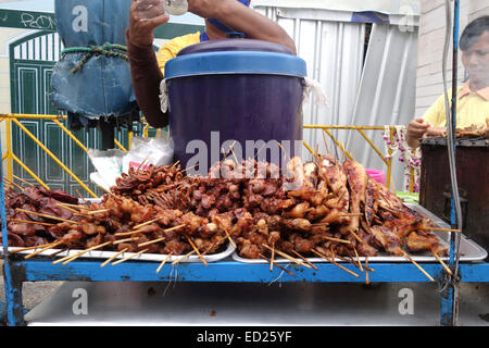 Thai Satay Grill vom Hersteller angeboten. Thai Street Markt, Bangkok, Thailand, Süd-Ost-Asien. Stockfoto