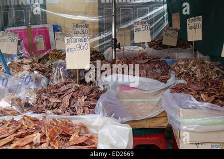 Getrockneter Fisch und Tintenfisch auf dem Display vom Hersteller. Thai Street Markt, Bangkok, Thailand, Süd-Ost-Asien. Stockfoto