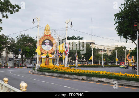 Porträt von König Bhumibol Adulyadej auf dem Display für Königstag in Bangkok, Thailand, Südostasien. Stockfoto