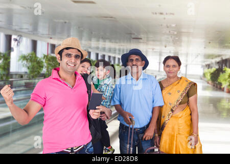 indische gemeinsame Familie Gruppe happy Journey Stockfoto