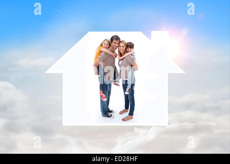 Zusammengesetztes Bild der Eltern geben Kinder Huckepack Fahrt Stockfoto