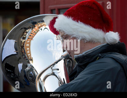 Stratford Warwickshire, England, UK. 24. Dezember 2014. Ein Mann Schnallen im Stadtzentrum von Stratford-upon-Avon an Heiligabend. Bildnachweis: Colin Underhill/Alamy Live-Nachrichten Stockfoto