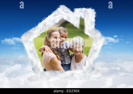 Zusammengesetztes Bild der Großmutter Mutter und Tochter mit Familie im Hintergrund im park Stockfoto