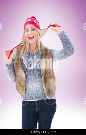 Blondine in Winterkleidung lächelnd in die Kamera Stockfoto