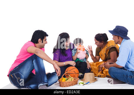 indische gemeinsame Familiengruppe Picknick Stockfoto