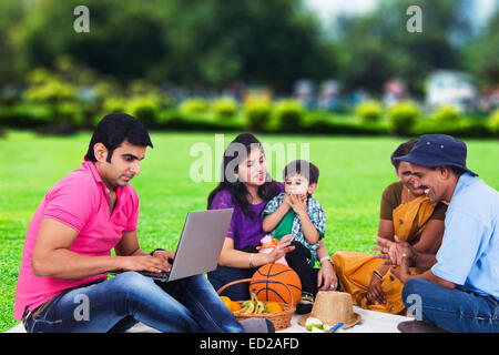 indische gemeinsame Familie Gruppe Park Picknick Stockfoto