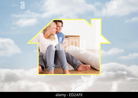 Zusammengesetztes Bild der schönen Paar auf dem Boden sitzend Stockfoto