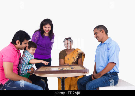 indische gemeinsame Familiengruppe Carrom spielen Stockfoto