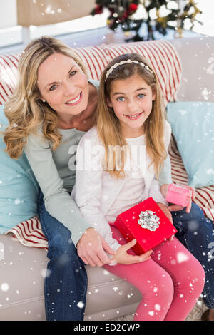 Zusammengesetztes Bild öffnen Weihnachtsgeschenk mit Mutter Tochter Stockfoto