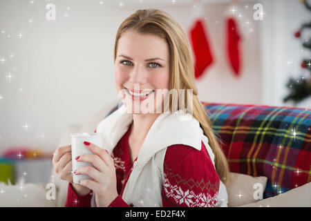 Zusammengesetztes Bild Portrait Frau Kaffeetrinken auf couch Stockfoto