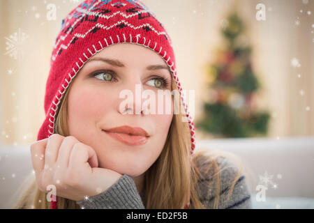 Zusammengesetztes Bild der Frau im Winter Hut mit Kopf zum denken Stockfoto