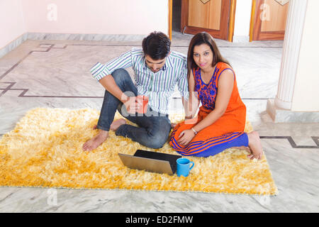 2 indische verheiratet paar Haus Laptop arbeiten Stockfoto