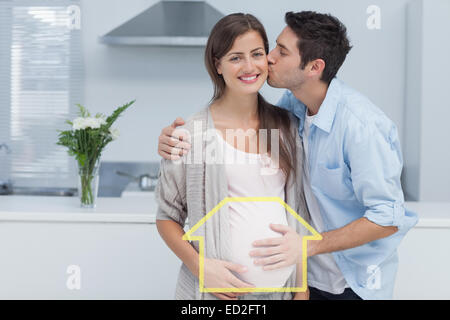 Zusammengesetztes Bild des Menschen, seine schwangere Frau küssen Stockfoto