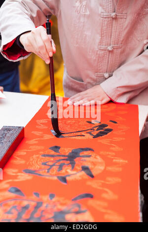 Der Mann schreiben chinesischer Frühling Festival couplets Stockfoto