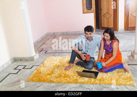 2 indische verheiratet paar Haus Laptop arbeiten Stockfoto