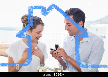 Zusammengesetztes Bild des Mannes, die Frau mit einem Ehering am Mittagstisch überraschen Stockfoto
