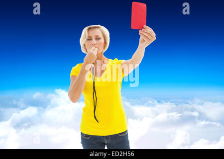 Zusammengesetztes Bild Reife Blondine Kamera die rote Karte zeigen Stockfoto