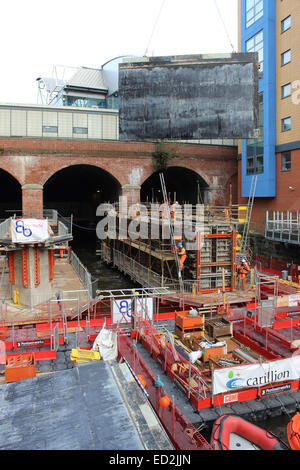 Die Bauarbeiten für die neue Südeingang zum Bahnhof Leeds zeigt die Grundlagen aus den Fluss Aire Stockfoto