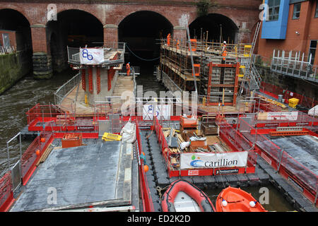 Die Bauarbeiten für die neue Südeingang zum Bahnhof Leeds zeigt die Grundlagen aus den Fluss Aire Stockfoto