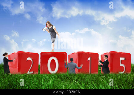 Zusammengesetztes Bild der Geschäftsfrau durch Megaphon schreien Stockfoto