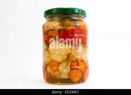 Gurke in einem Glas isoliert auf weiss. Stockfoto